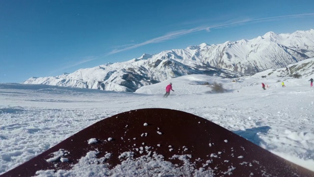 滑雪者在美丽的阿尔卑斯山滑雪坡上，人们在冬季度假。冬天的山景观视频素材