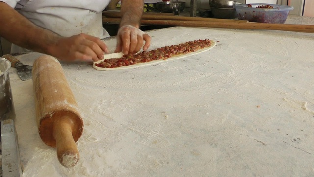 面包师制作土耳其皮塔饼视频素材