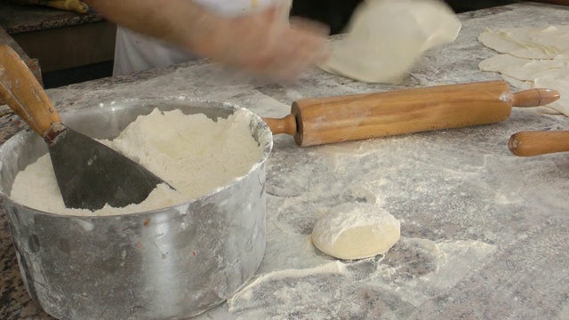 在土耳其，面包师正在和Roller一起制作皮塔饼视频素材