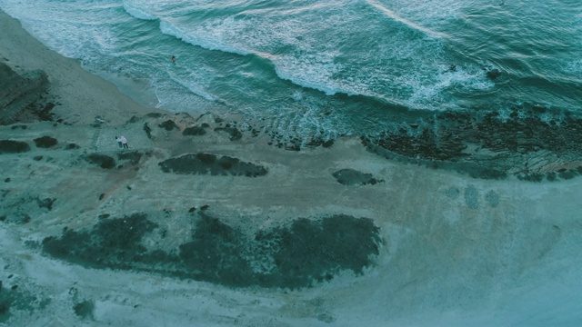 岩石海滩，俯视图视频素材