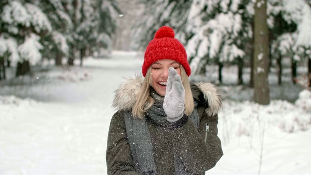 女孩正对着镜头扔雪球视频素材