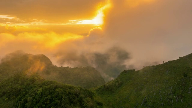 在泰国清迈的Doi Luang Chiang道上，落日和薄雾的流逝视频素材