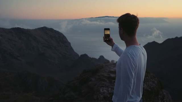 旅行者博客制作照片在社交网络和互联网上分享视频素材