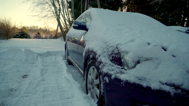 冬天，汽车停在外面的雪地上视频素材