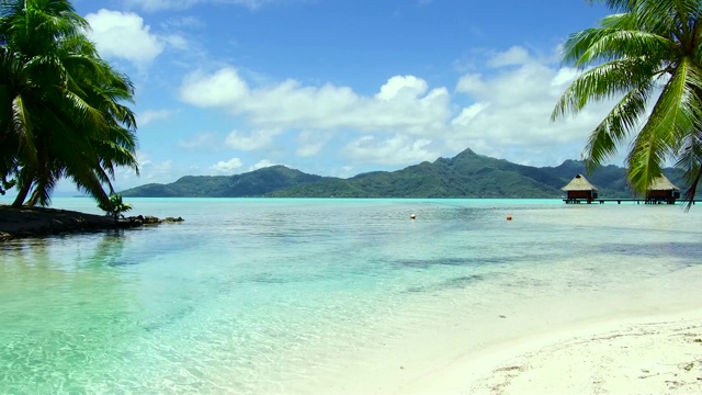 法属波利尼西亚的热带海滩和平房视频素材