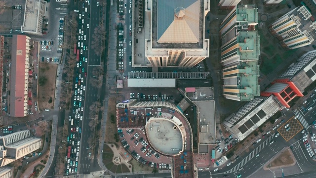 空中飞过屋顶，城市景观视频素材