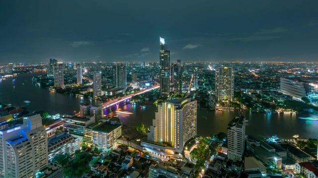 夜景曼谷天际线全景图和摩天大楼，现代办公大楼和公寓鸟瞰图在曼谷市中心湄南河泰国曼谷。视频素材