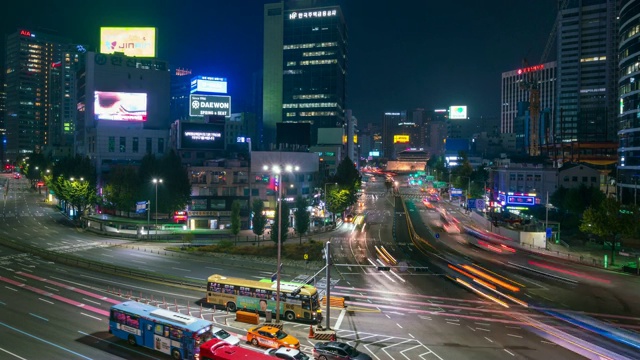 在韩国首尔，时间流逝的太阳门(南大门市场)或南大门的灯光痕迹在晚上的汽车。视频素材