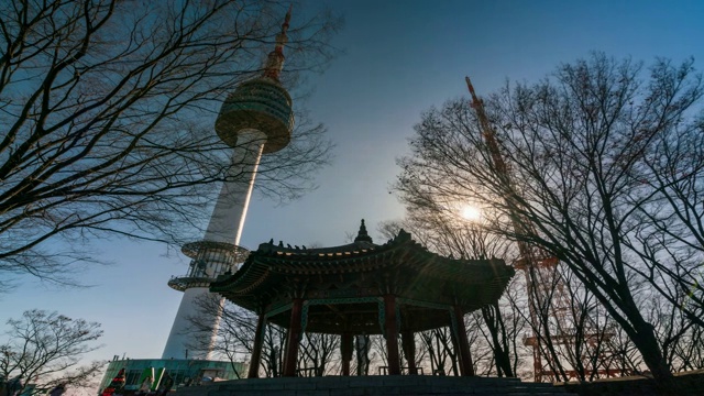 位于韩国首尔市南山的北首尔塔。视频素材