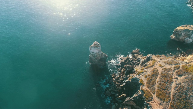 阳光照在令人惊叹的海洋悬崖上视频素材