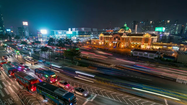 在韩国首尔，首尔车站前的车流在晚上有微弱的车迹视频素材