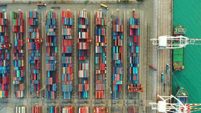鸟瞰图。顶视图集装箱船在码头用起重机桥在海上进行进出口业务。物流和运输视频素材