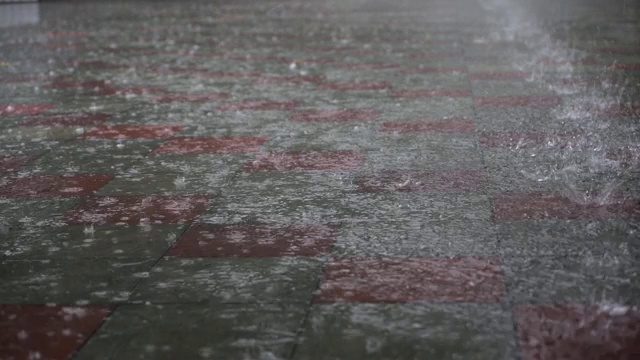 城市街道上下着大雨。视频素材