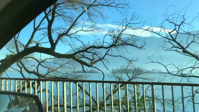 窗外的风景从一辆车在高山湖和山视频素材