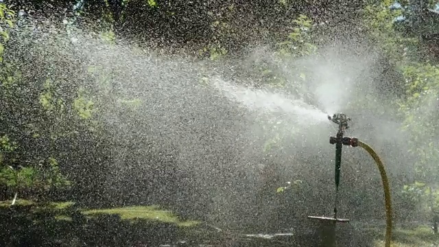 自动洒水系统浇灌草坪，特写。视频素材