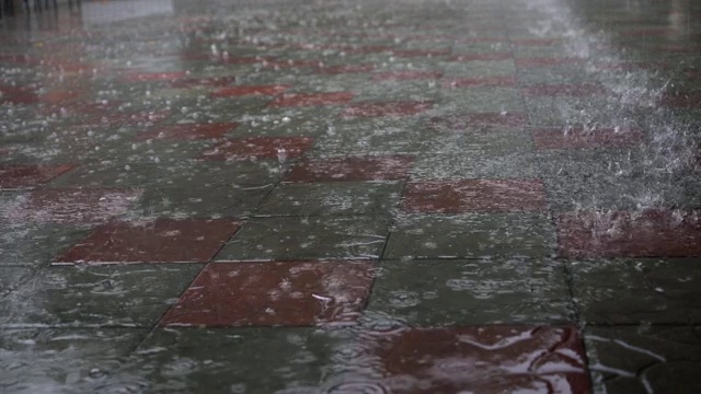 雨天，雨水落在水泥地上。视频素材