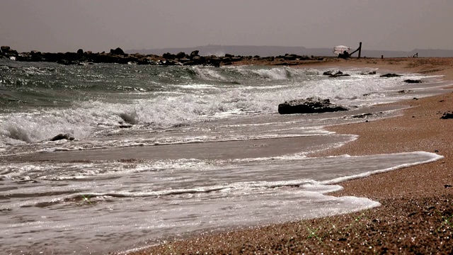 风暴在海上，海浪在沙滩上翻滚，土耳其视频素材