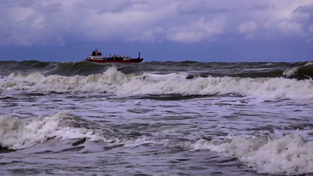 波涛汹涌的海面，巨浪近距离翻滚在岸边视频素材