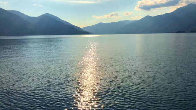 全景在高山湖马焦雷和太阳反射和鸟类视频素材