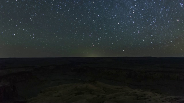 犹他州汉克斯维尔脏魔鬼河的月光和星星视频素材