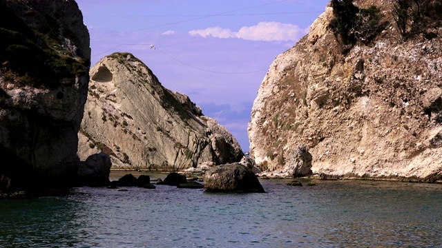 土耳其黑海上岩石岛屿的美丽景色视频素材