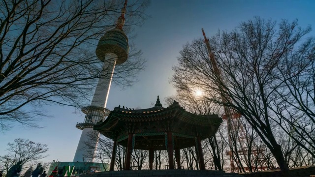 位于韩国首尔市南山的北首尔塔。视频素材