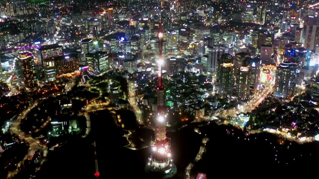 南山汉城塔鸟瞰图是韩国首个夜间塔式旅游景点视频素材