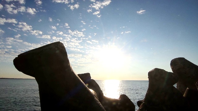 海上日出与岩石2视频素材