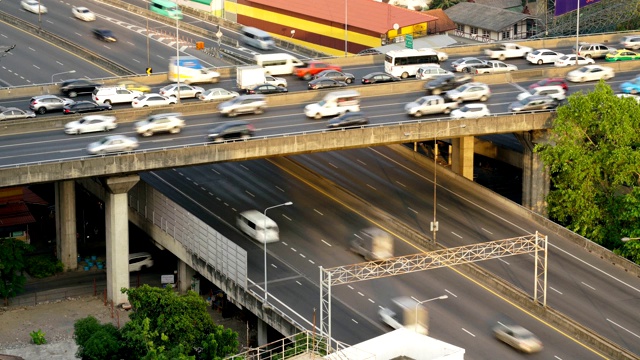 首都高速公路上有4k繁忙的交通视频素材