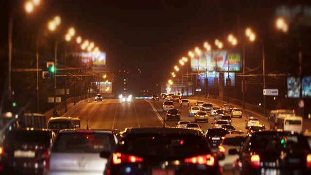 夜间高速公路上有很多车视频素材