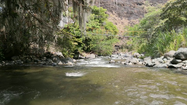 平静的河水顺流而下。以山为背景的小溪。视频下载