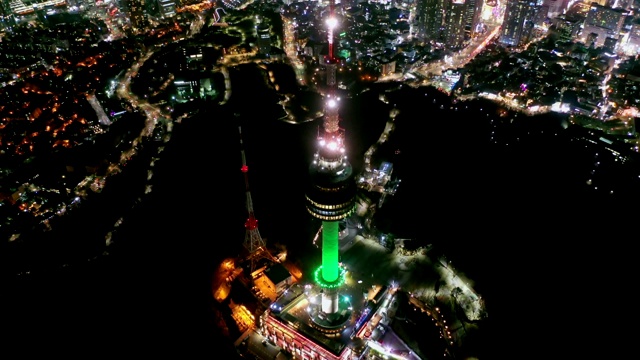 南山汉城塔鸟瞰图是韩国首个夜间塔式旅游景点视频素材