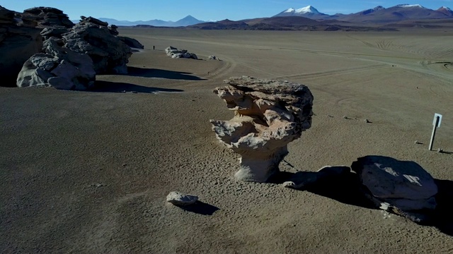 鸟瞰图Arbol de Piedra石头与树的形式在Siloli沙漠在Salar de Uyuni，玻利维亚，南美洲，一个令人敬畏的岩石形成内部安第斯山脉和山谷和惊人的公路旅行视频素材