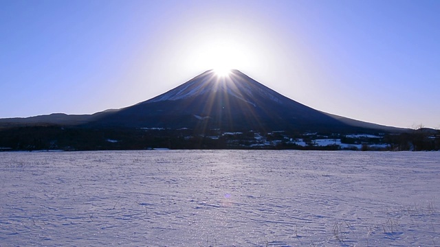 富士ケ嶺からの雪景色のダイヤモンド富士　2019/02/02视频素材