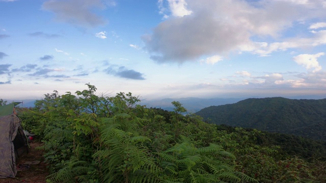 从露营山顶在日落时间的平移视图视频素材