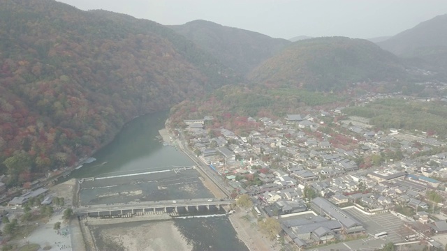 日本京都岚山聚月桥鸟瞰图视频素材