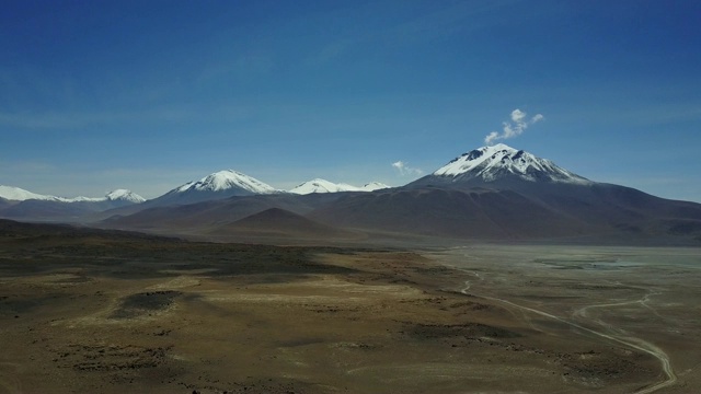 “Siloli”沙漠和彩色山脉在通往乌尤尼盐滩的路上，这是一个令人惊叹的干旱景观，从无人机上俯瞰4x4汽车和旅行的人，玻利维亚视频素材