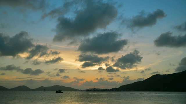 日落与戏剧性的天空在海上视频素材