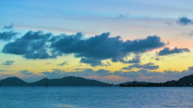 日落与戏剧性的天空在海上视频素材