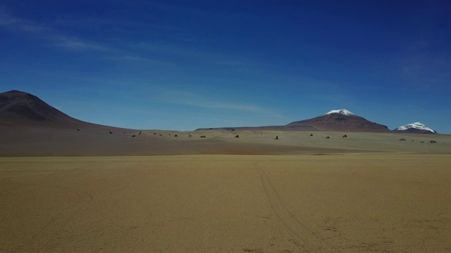 “Siloli”沙漠和彩色山脉在通往乌尤尼盐滩的路上，这是一个令人惊叹的干旱景观，从无人机上俯瞰4x4汽车和旅行的人，玻利维亚视频素材