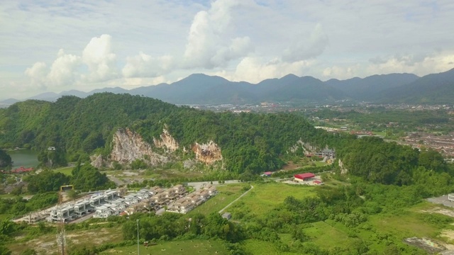 花岗岩采石场和绿油油的田野映衬着多云的天空视频素材