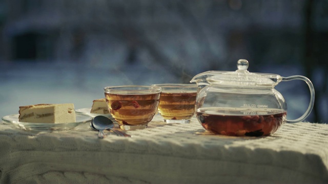 在户外寒冷的空气中，有烟熏茶和甜点的静物生活视频素材