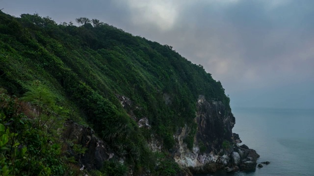 晨曦的黄昏笼罩着山林视频素材