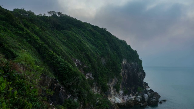 晨曦的黄昏笼罩着山林视频素材