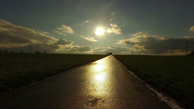 田野里的太阳和路视频素材