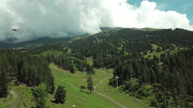 美丽的阿尔泰山山谷，鸟瞰图。泰山，云山，阿尔泰视频素材