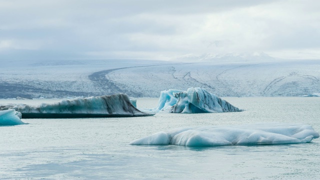 冰山从Vatnajokull冰川断裂，漂浮在冰岛Jokulsarlon泻湖上视频素材