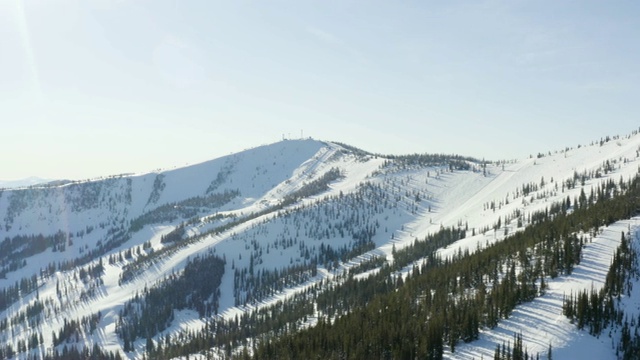 施韦策山全景冬季雪天阳光明媚的滑雪斜坡视频素材