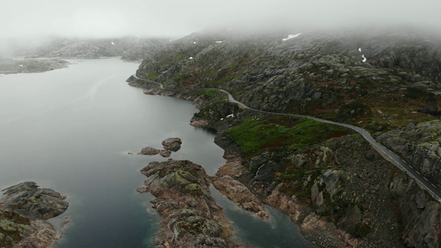 鸟瞰图。挪威山区的道路和湖泊视频素材