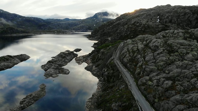 鸟瞰图。挪威山区的道路和湖泊视频素材